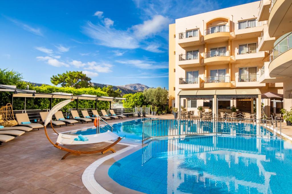 Bazén v ubytování Nereides Hotel nebo v jeho okolí