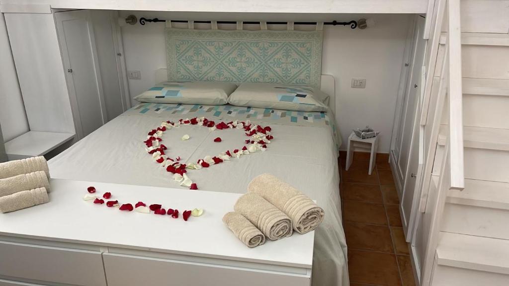 A bed or beds in a room at La Casa di Orimari