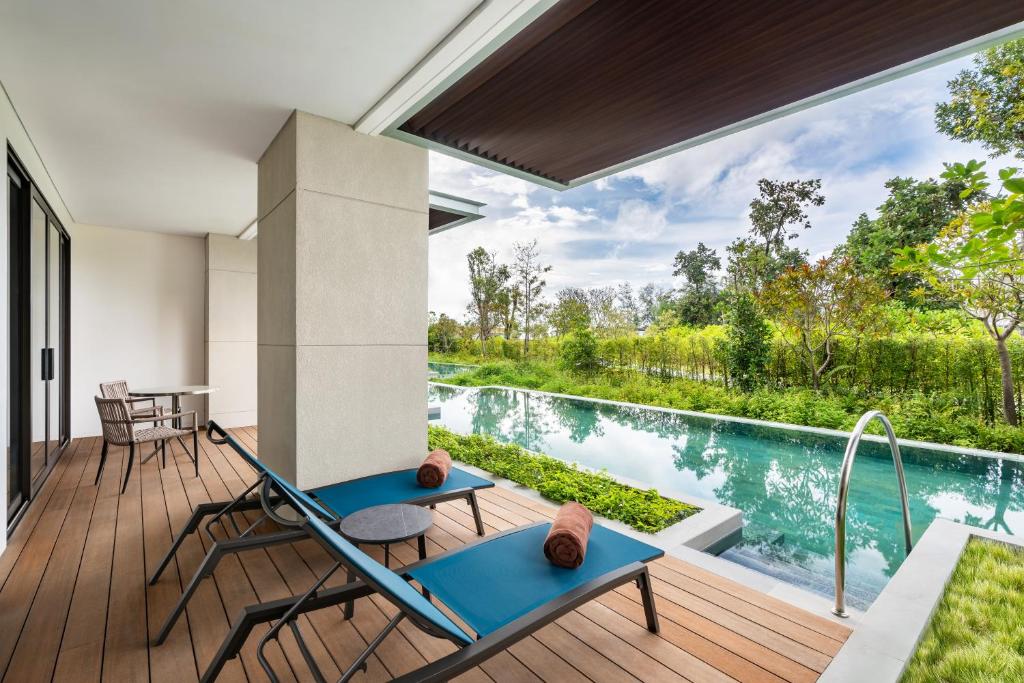 Bazén v ubytování Khao Lak Marriott Beach Resort & Spa nebo v jeho okolí