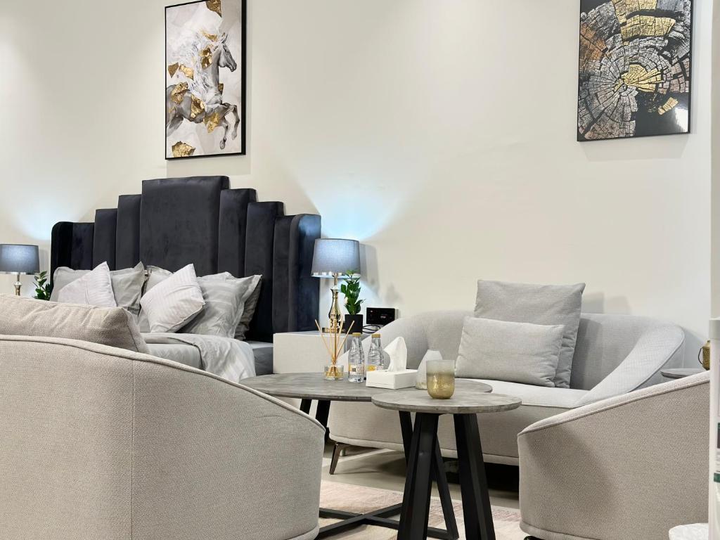 un soggiorno con due divani e un tavolo di استديو مودرن في الشمال بطابع فني والوان هادئة a Riyad