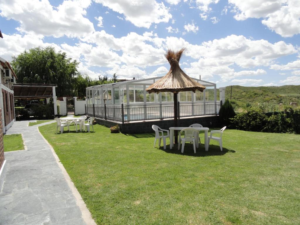 波特雷罗德洛斯弗内斯Pauvalén Cabañas的草丛中带桌椅的建筑