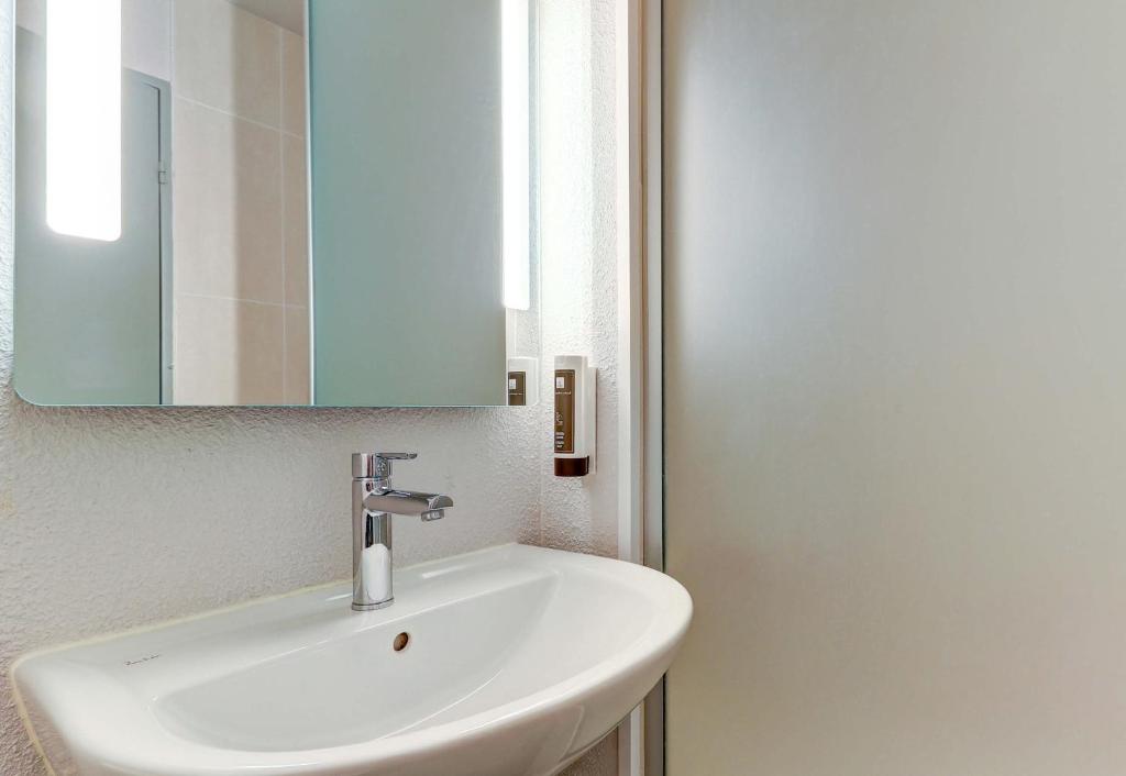 Koupelna v ubytování B&B HOTEL Beaune Sud 1 Palais des Congrès