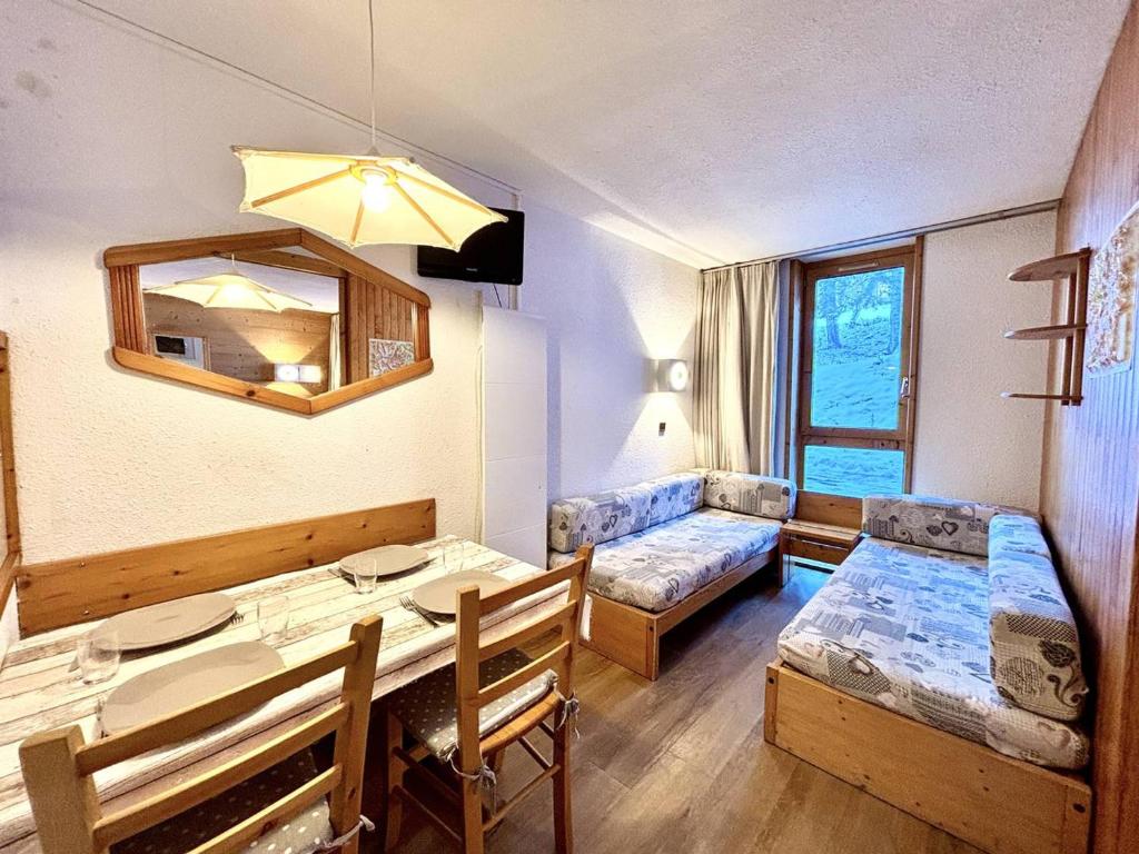 une petite pièce avec une table à manger et un salon dans l'établissement Studio divisible, 4 pers, Parking souterrain, La Plagne - FR-1-353-25, à La Plagne