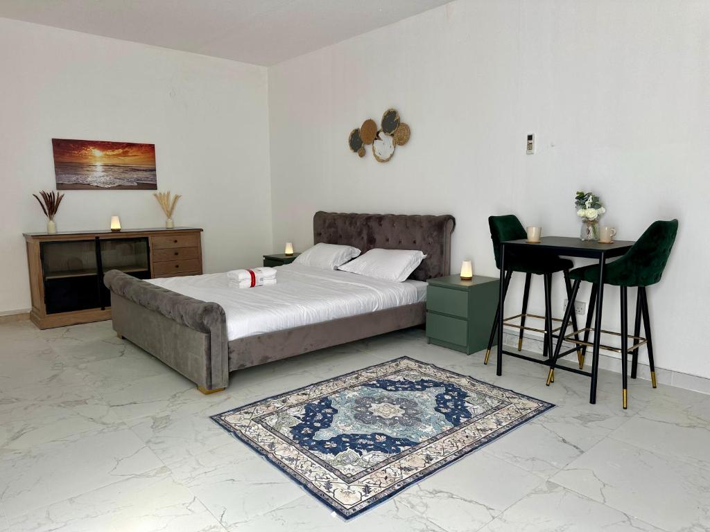 Postel nebo postele na pokoji v ubytování Cozy private room in Jumeirah villa near the Beach