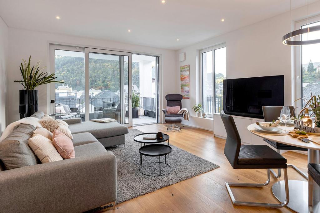 una sala de estar con un sofá y una mesa en NEU MoselROYAL Luxus 2-4 Pers Design Klima, en Traben-Trarbach