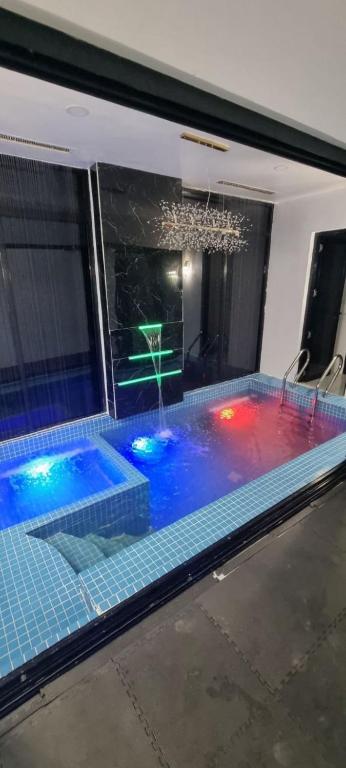 Bazén v ubytování Shanis Luxurious Home nebo v jeho okolí