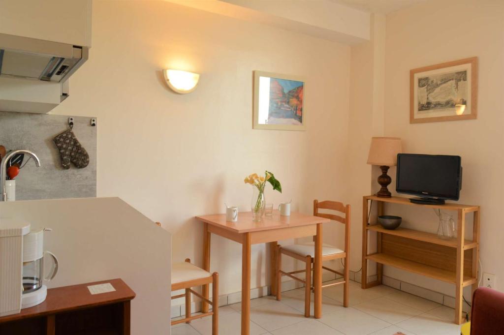 une cuisine avec une petite table et une télévision dans l'établissement Appartement 2 pièces 3 couchages ARGELES SUR MER AR060-04F, à Argelès-sur-Mer