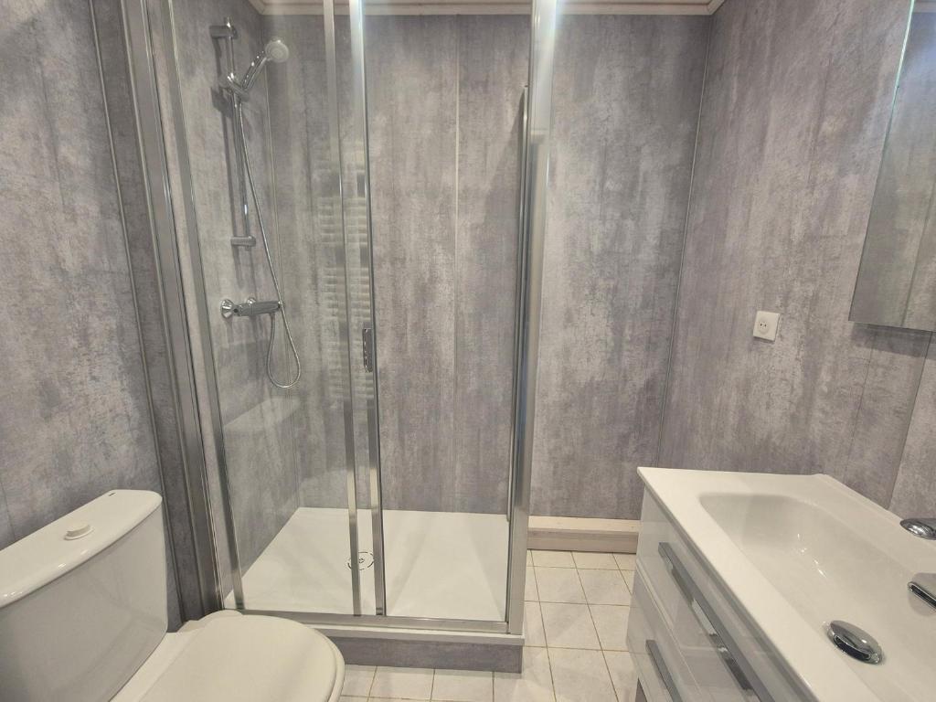 łazienka z prysznicem, toaletą i umywalką w obiekcie Studio cosy avec balcon · Proche pistes et commerces · Val Claret, Tignes - FR-1-502-322 w mieście Tignes