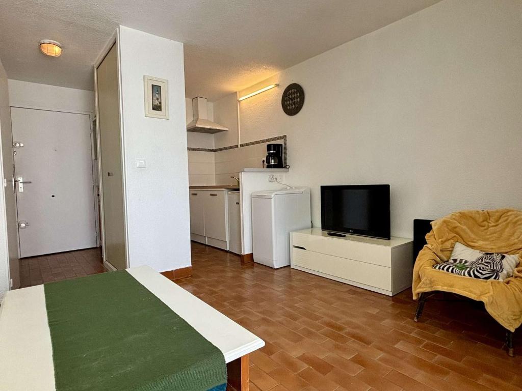 Il comprend un salon avec une télévision et une cuisine. dans l'établissement Appartement Studio cabine 4 couchages ARGELES SUR MER AR020-007, à Argelès-sur-Mer
