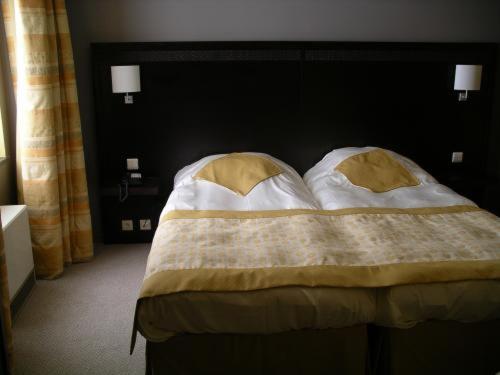 Postel nebo postele na pokoji v ubytování Hotel Les Mignees