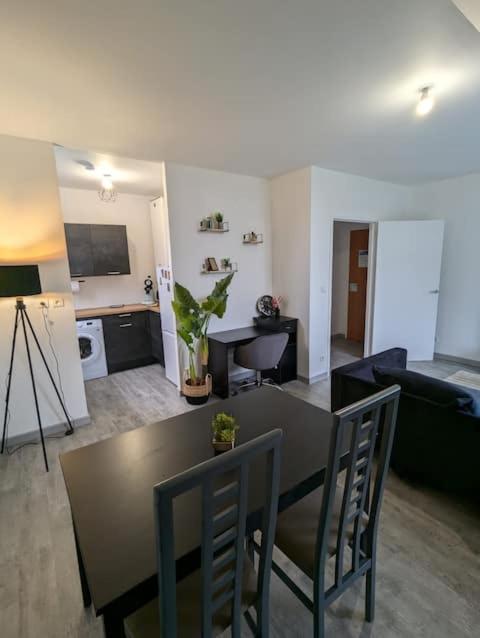 une salle à manger et un salon avec une table et des chaises dans l'établissement Le Ronsard, vue sur forteresse, à Chinon