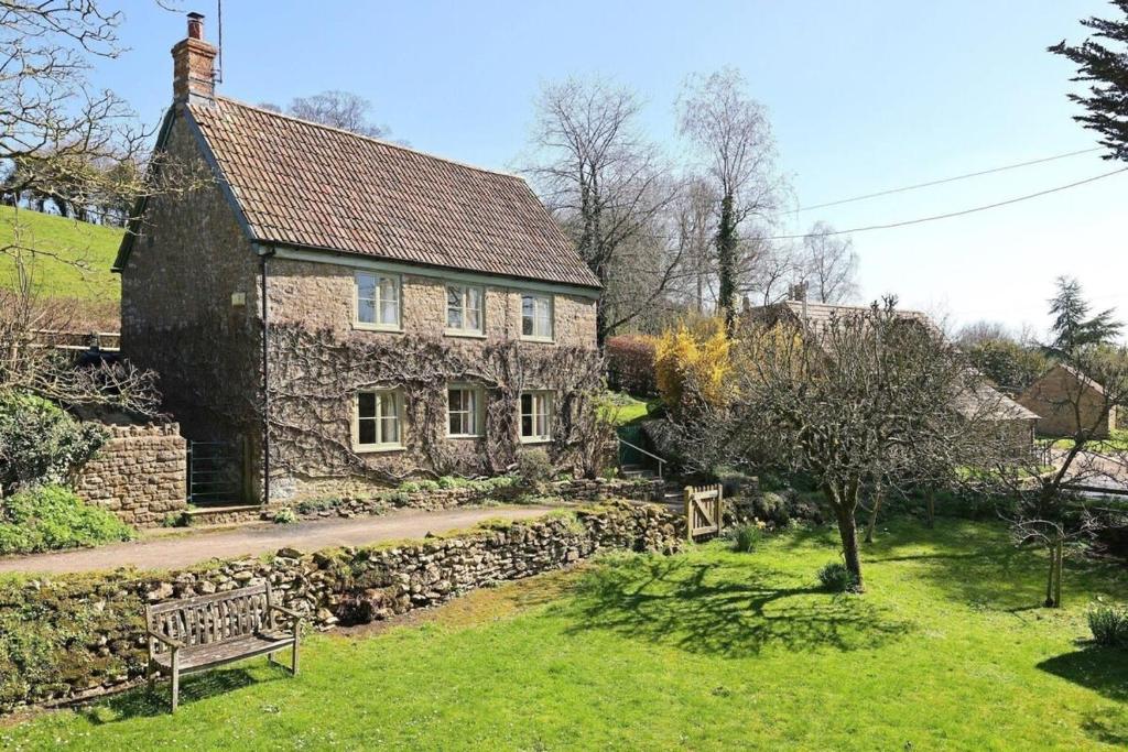 Zahrada ubytování 18th Century Cottage in Heart of Dorset