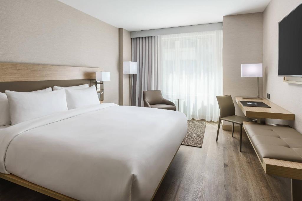 Postel nebo postele na pokoji v ubytování AC Hotel by Marriott Washington DC Downtown