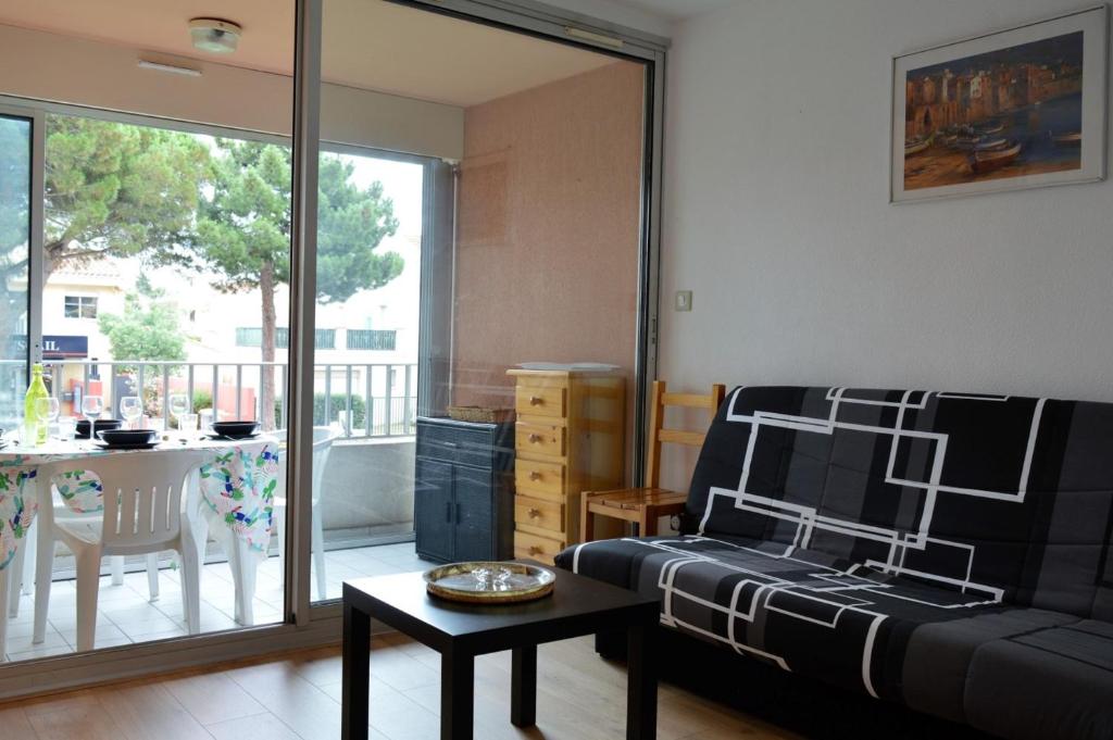 un salon avec un canapé et une table dans l'établissement Appartement 2 pièces 4 couchages ARGELES SUR MER AR070-101, à Argelès-sur-Mer