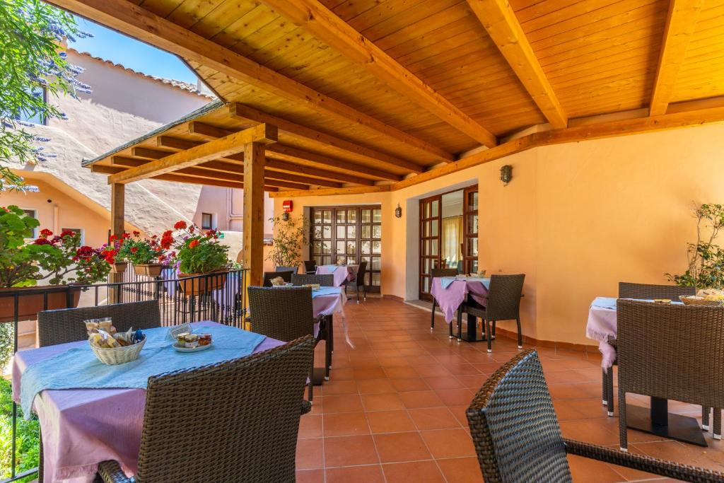 Reštaurácia alebo iné gastronomické zariadenie v ubytovaní Hotel Piccolo Pevero