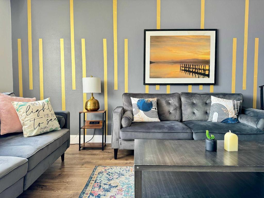 a living room with a couch and a table at City View Condo with 3 Beds Free Parking LM 07 in Atlanta