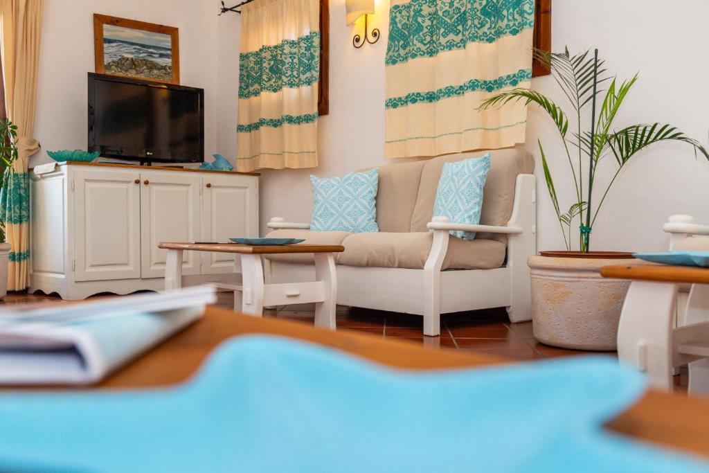 Televízia a/alebo spoločenská miestnosť v ubytovaní Hotel Piccolo Pevero