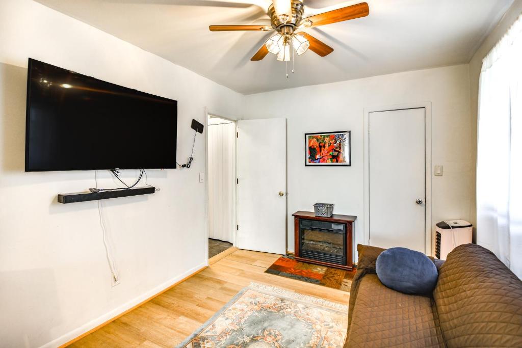 汉普顿1 Mi to Dtwn Remote Work-Friendly Apt in Hampton!的配有沙发和平板电视的客厅