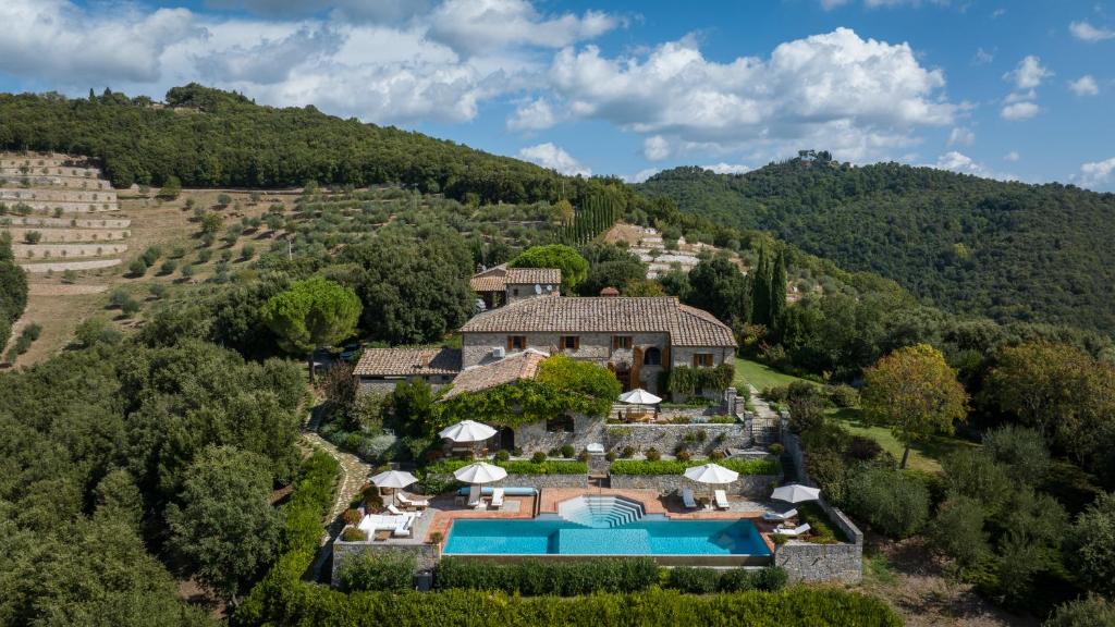 Cảnh núi rừng hoặc tầm nhìn ra núi từ biệt thự