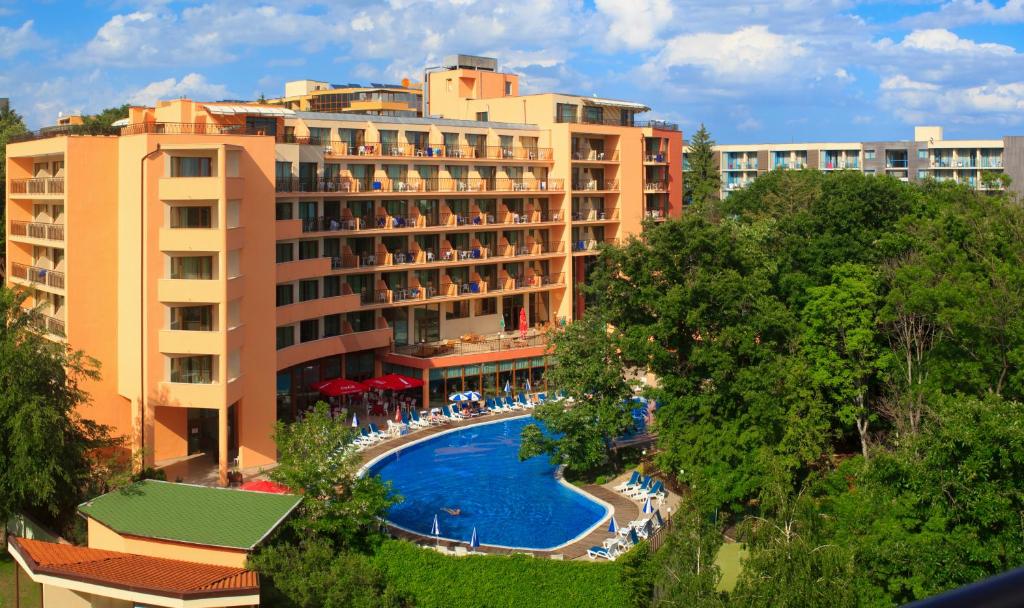 uma vista aérea de um hotel com uma piscina em Hotel Allegra Balneo & SPA em Golden Sands