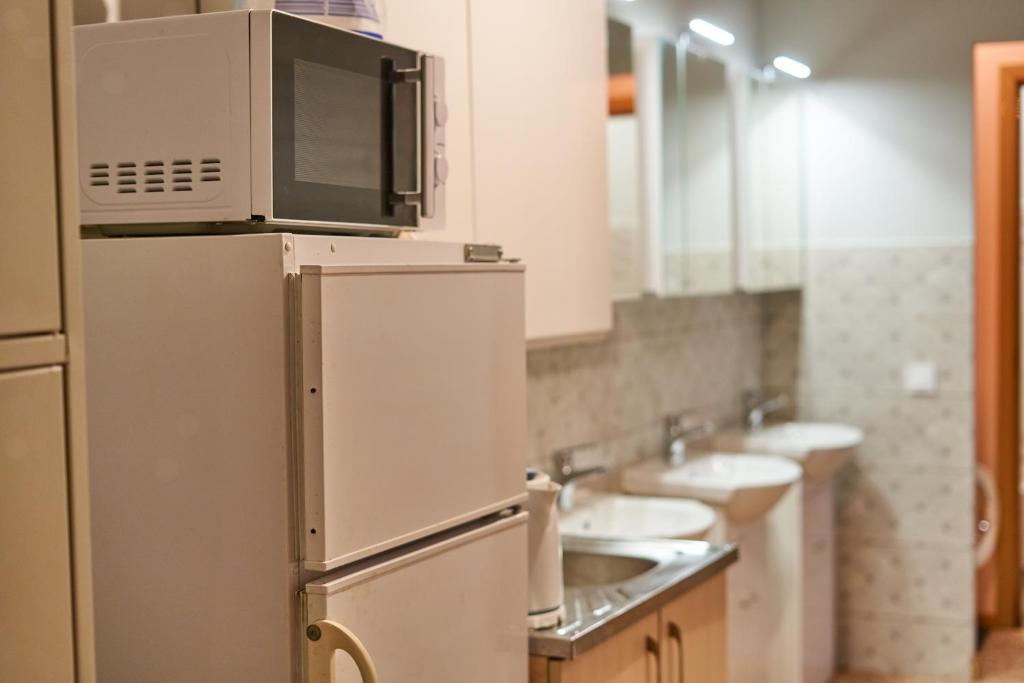 Kuchyň nebo kuchyňský kout v ubytování Tokyo Vibes - Private Sleeping Pods Hostel, Self check-in