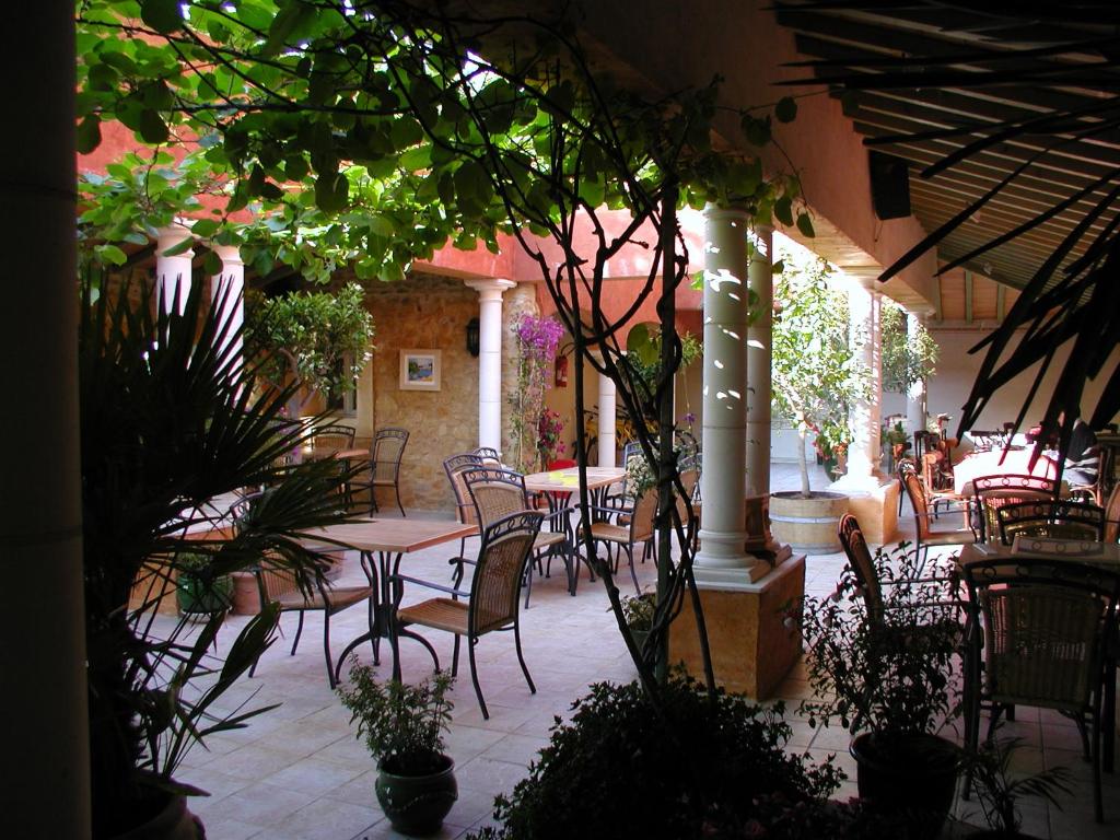 Restaurace v ubytování Pousterle de Sabran - Piscine & Hammam