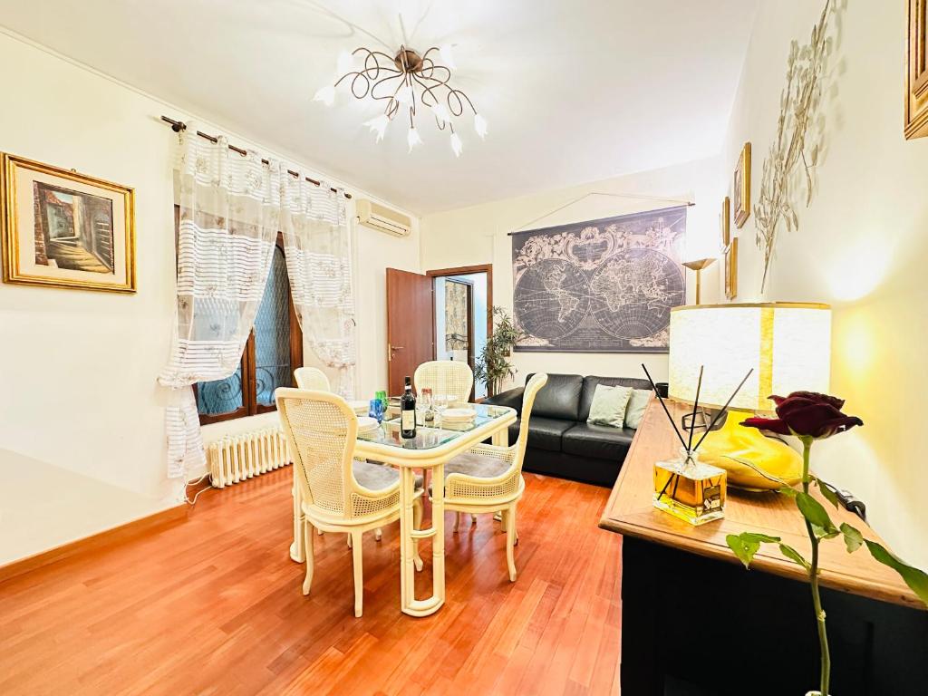 un soggiorno con tavolo e sedie di Via Veneto Lulus Home a Roma