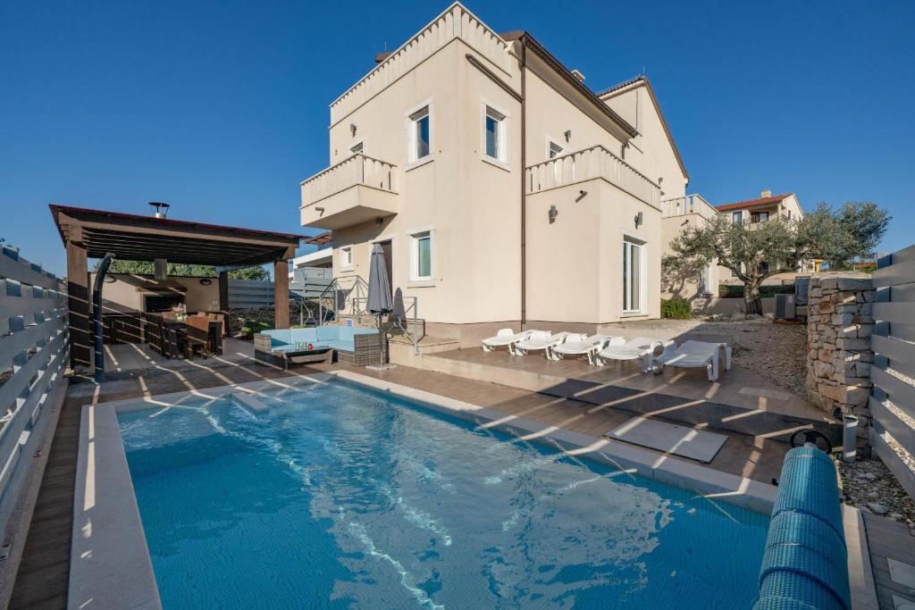 willa z basenem przed domem w obiekcie Villa Castagna near the Sea with Private Pool and Sauna w mieście Premantura