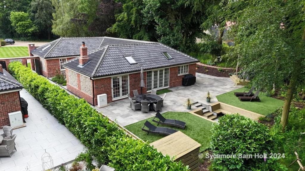 una vista aerea di una casa con patio di Sycamore Barn a Holt