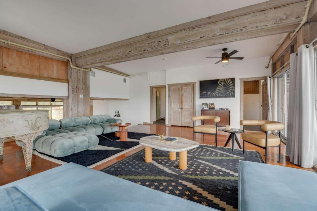 #22 Breezy Beachfront Penthouse - rooftop terrace - ByOwner.com - Private Rooftop Penthouse Rentals