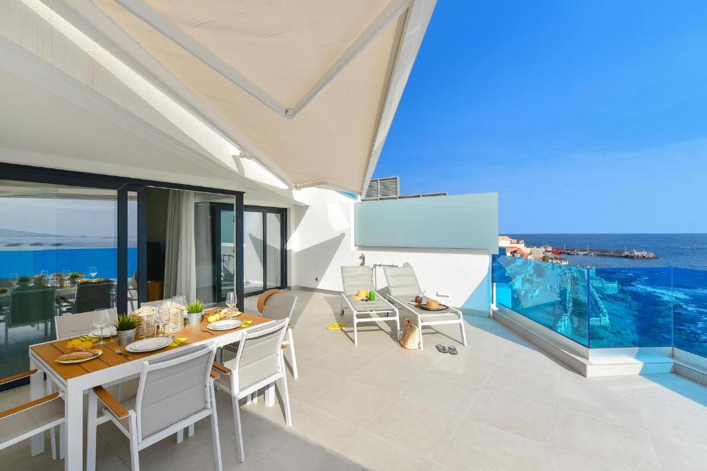 comedor con mesa y vistas al océano en Balcon Azul IV by VillaGranCanaria, en Telde