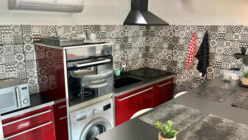 Kuchnia lub aneks kuchenny w obiekcie Chez BEN avec tout le confort clim wifi Netflix gratuit