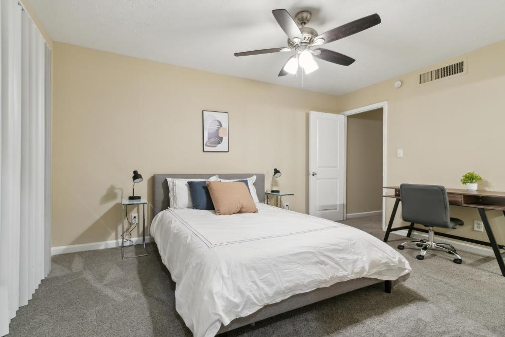 En eller flere senge i et værelse på Halsten at Vinings 1505 l 2 bed 15 Bath