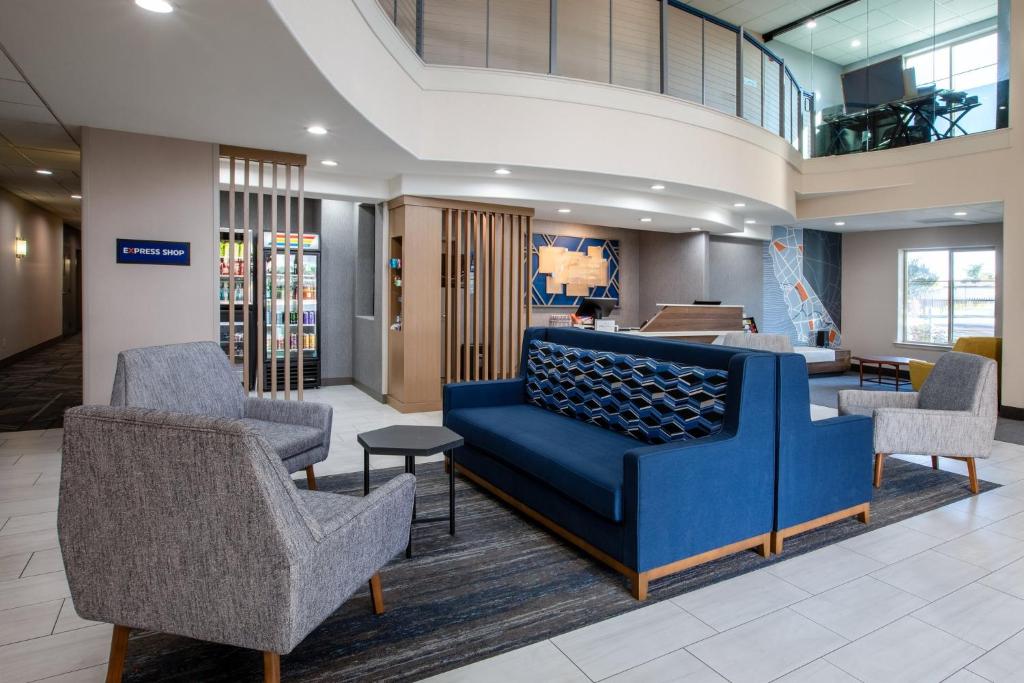 Posezení v ubytování Holiday Inn Express & Suites Lathrop by IHG