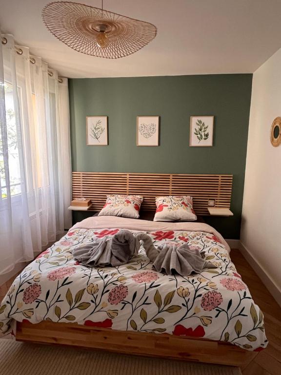 a bedroom with a large bed in a room at Villemur Cosy in Villemur-sur-Tarn