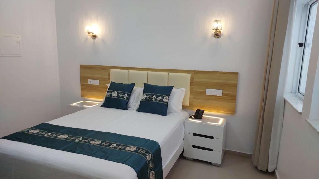Postel nebo postele na pokoji v ubytování Lily holiday hotel
