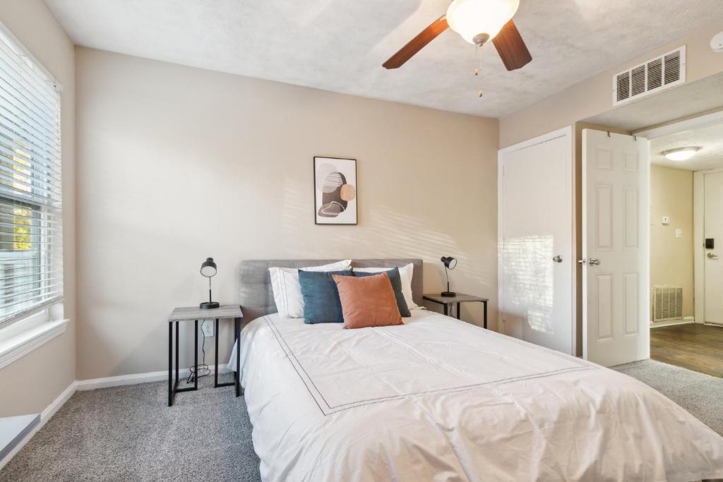 ein Schlafzimmer mit Bett und Deckenventilator in der Unterkunft Halsten at Vinings 3114 Spacious 1 bed 1 Bath in Atlanta