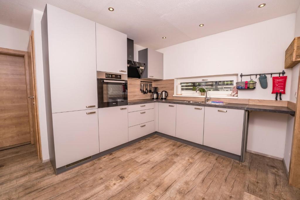 A kitchen or kitchenette at Ferienwohnung Andexlinger