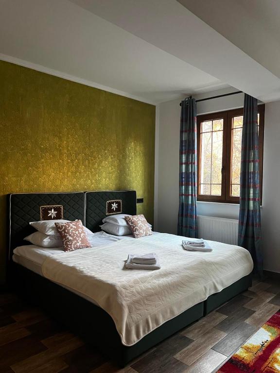 Postel nebo postele na pokoji v ubytování Royal Gold