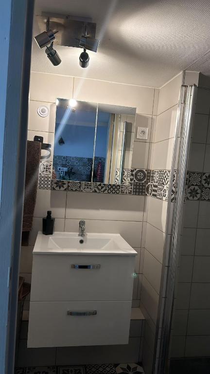 Łazienka w obiekcie Chez BEN avec tout le confort clim wifi Netflix gratuit