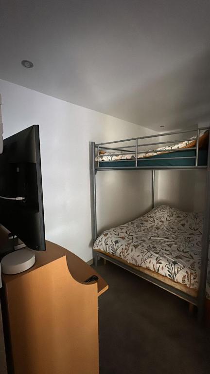 Łóżko lub łóżka w pokoju w obiekcie Chez BEN avec tout le confort clim wifi Netflix gratuit