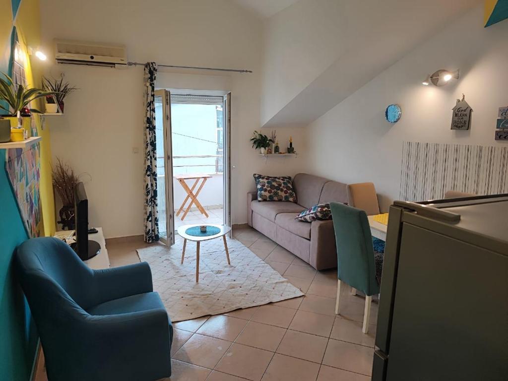 ein Wohnzimmer mit Sofa und Tisch in der Unterkunft Casa Mia 2 Porto in Herceg-Novi