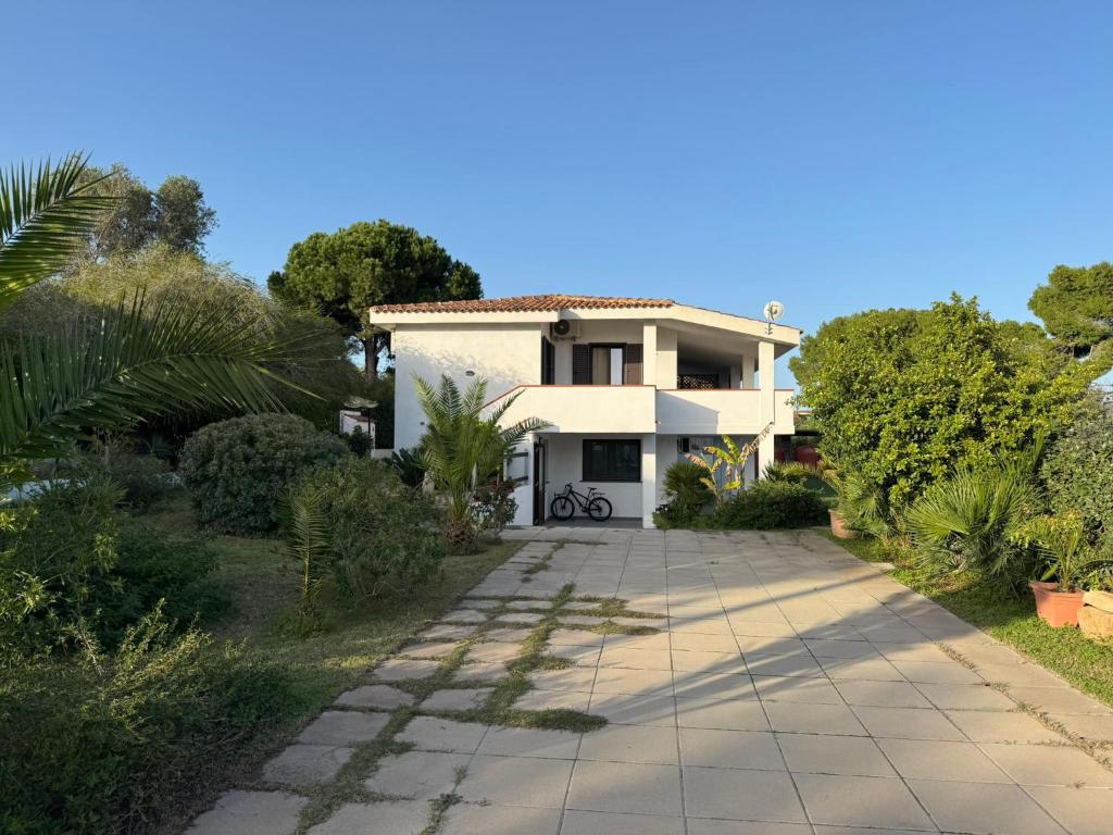 una casa in mezzo a un vialetto di Casa Teresa a Porto Pino a Porto Pino