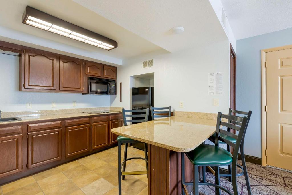 Best Western Plus Longbranch Hotel & Convention Center - Suite Queen Con Tres Camas Queen