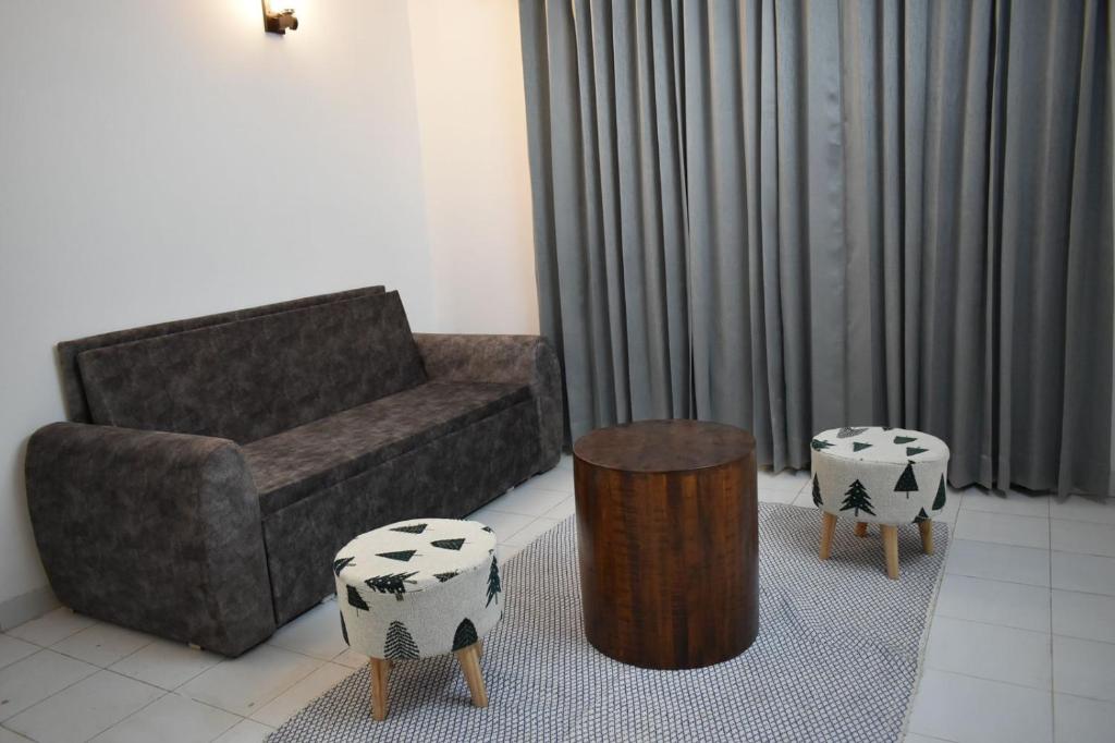 Posezení v ubytování Entire 3BHK Duplex Villa Golf Course Road