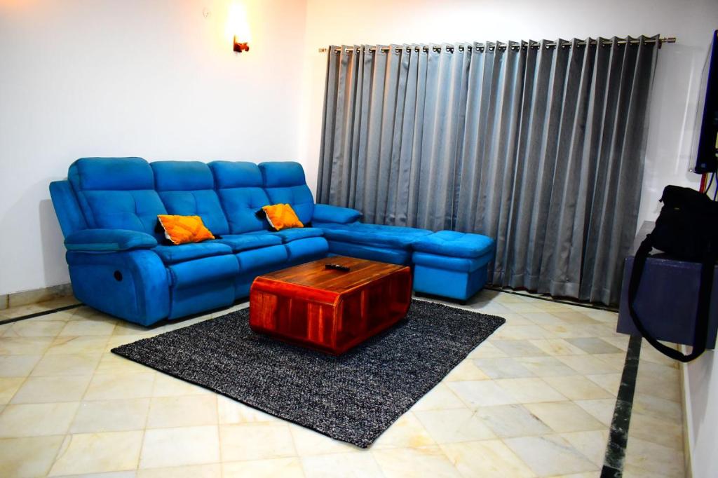 Posezení v ubytování Entire 3BHK Duplex Villa Golf Course Road