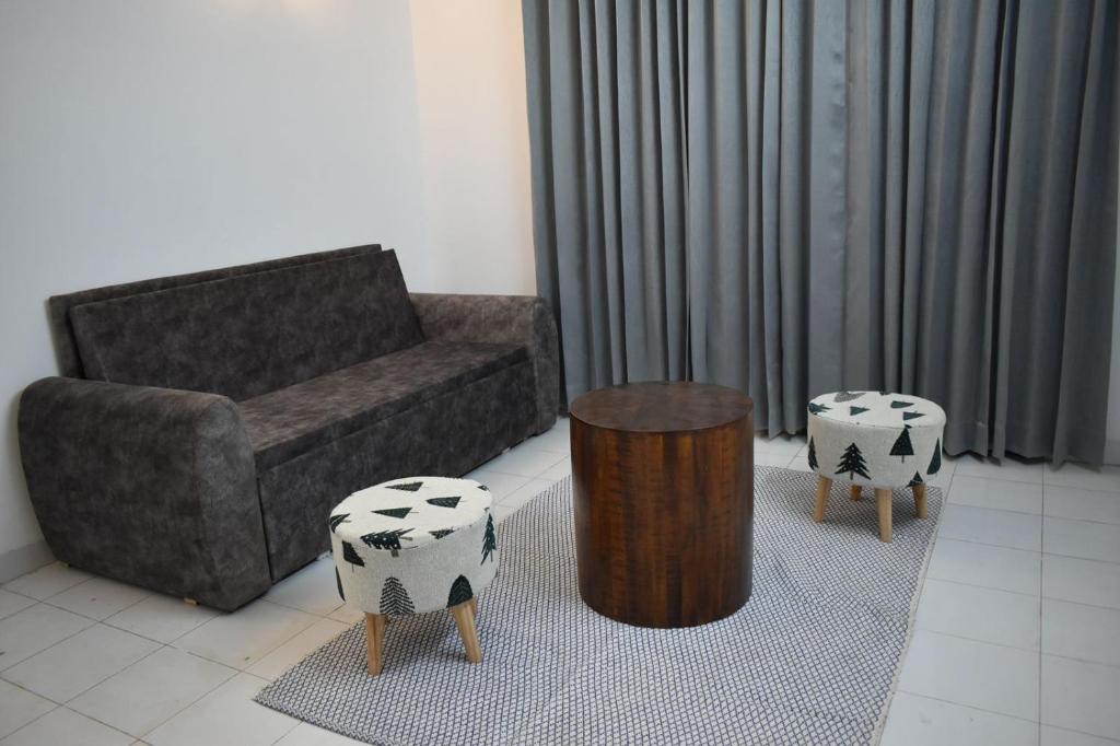 Posezení v ubytování Entire 3BHK Duplex Villa Golf Course Road