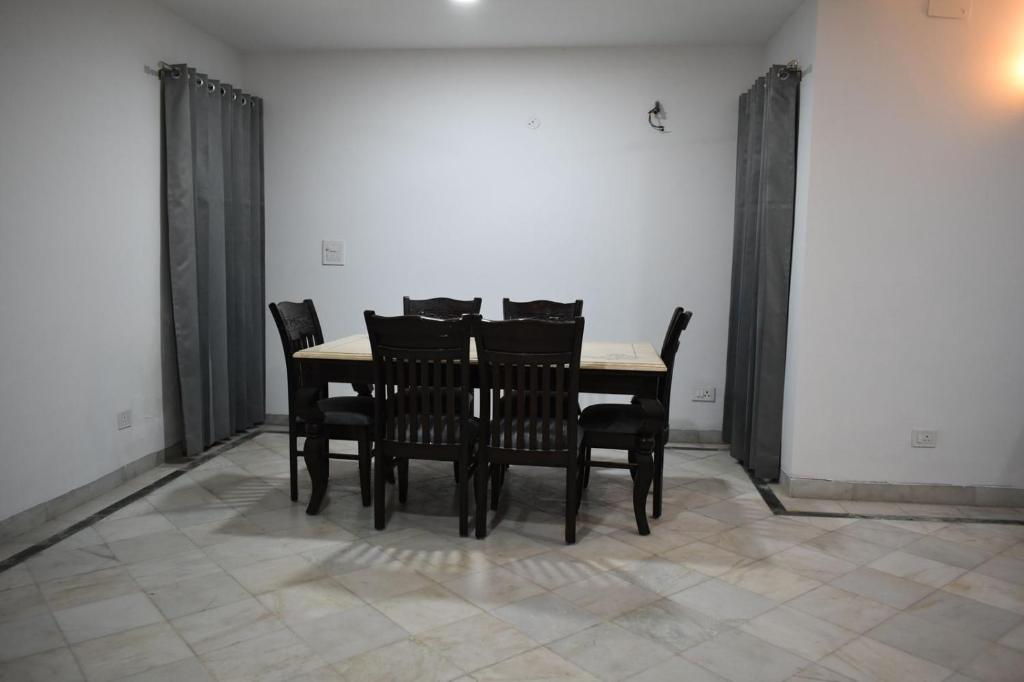 Fotografie z fotogalerie ubytování Entire 3BHK Duplex Villa Golf Course Road v destinaci Gurgáon