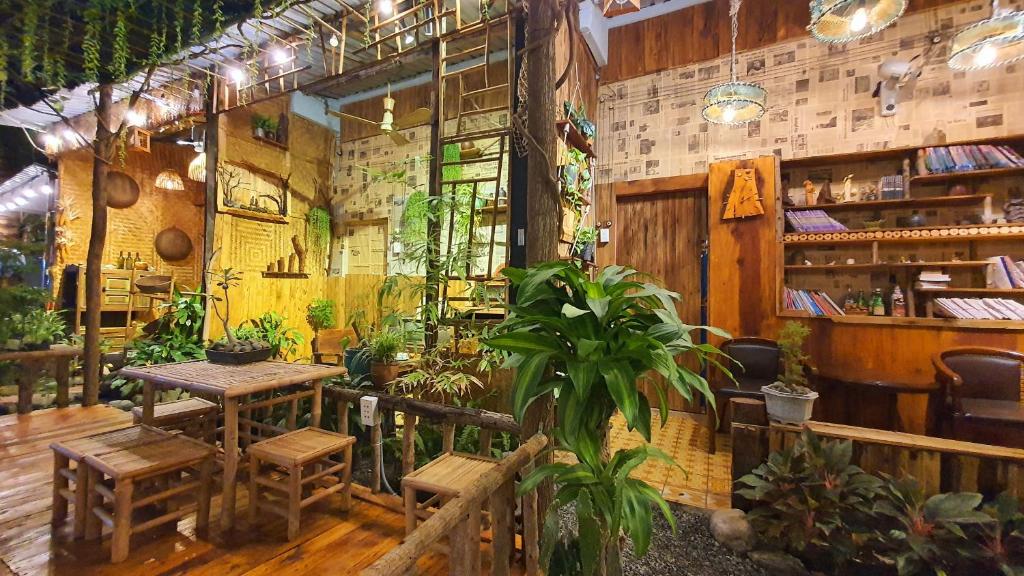 ロン・ハイにあるHomestay Hương Biển - Long Hảiのテーブルと植物のあるお部屋