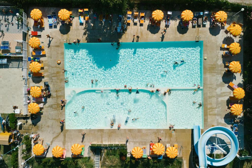 an overhead view of a swimming pool with people in it at Centro Vacanze Camping Spinnaker in Marina Palmense